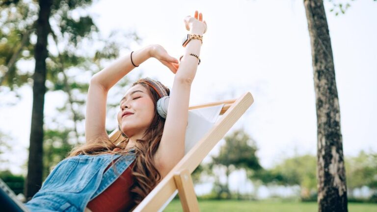 ilustrasi-perempuan-bersantai_169